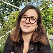 Lavoratrice impartisce lezioni di lingua francese